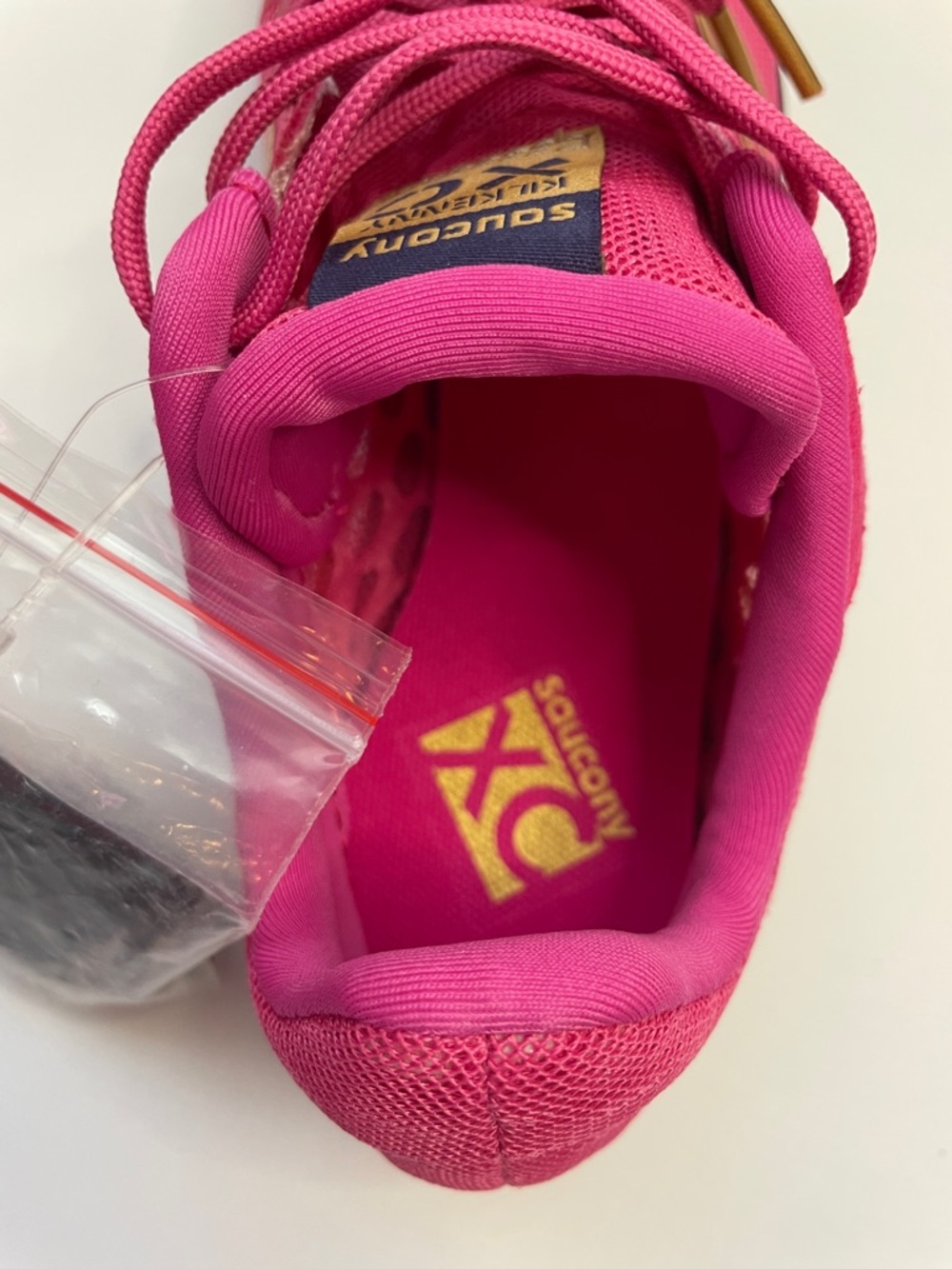 NIB Saucony Women's Hot Pink and Gold Kilkenny XC Running Shoes.  Size 5 - Picture 4 of 8